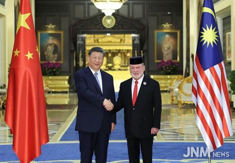 시진핑(習近平) 중국 국가주석이 16일 오전 말레이시아 국가 왕궁에서 이브라힘 알마훔 이스칸다르 말레이시아 국왕과 회견했다. (사진/신화통신)