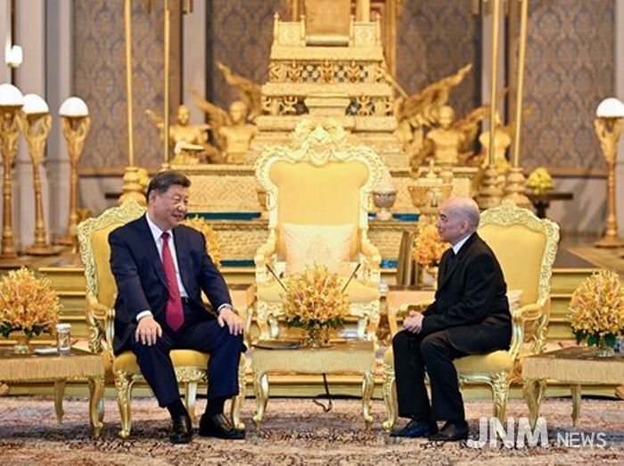 17일 오후 시진핑(習近平) 중국 국가주석과 노로돔 시하모니 캄보디아 국왕이 프놈펜 왕궁에서 회견하고 있다. (사진/신화통신)