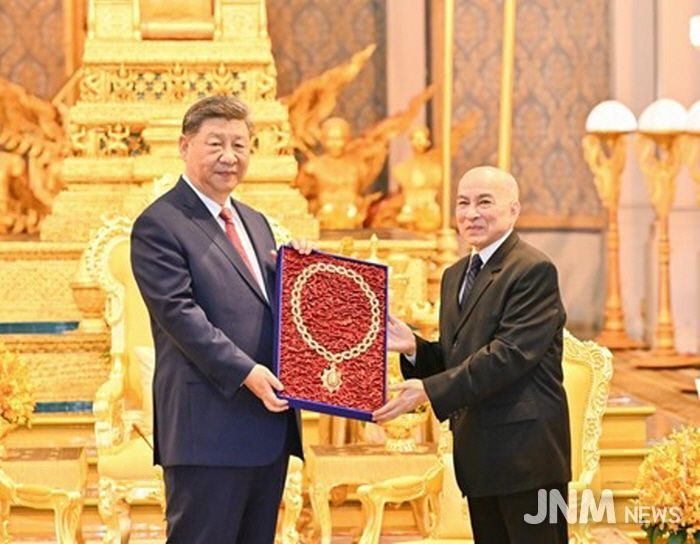 시하모니 국왕은 시 주석에게 '캄보디아 왕국 민족독립 대훈장'을 수여했다. (사진/신화통신)