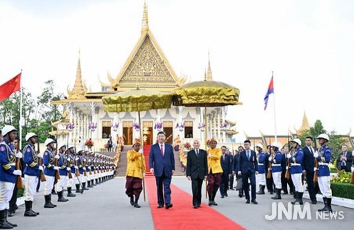 17일 오후 시 주석과 시하모니 국왕이 프놈펜 왕궁에서 회견을 마친 후 걸어 나오고 있다. (사진/신화통신)