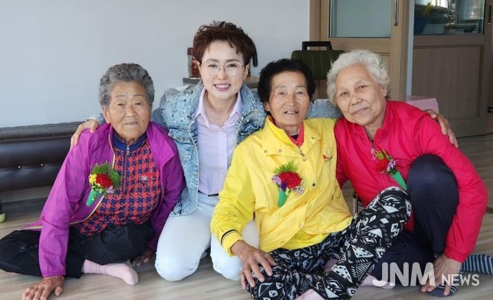 지난해 카네이션 달아드리기