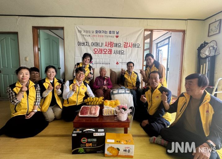 지난 8일 어버이날을 맞아 강진군 도암면지사협 위원들이 홀몸 어르신 가구를 방문하고 감사의 마음을 전했다.