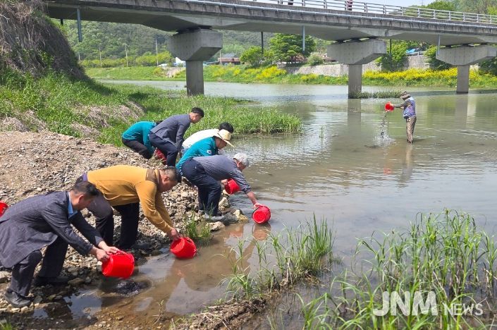 치어 방류로 하천 살리기 동참