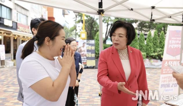 2024년 9월 과천시 중앙동상점가에서 진행된 환급 행사 모습(신계용 시장이 이벤트 현장에서 주민과 이야기 나누고 있다