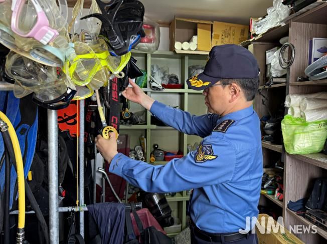 장성환 사천해경서장이 관내 수중레저사업장을 찾아 안전관리 실태를 점검 하는 모습