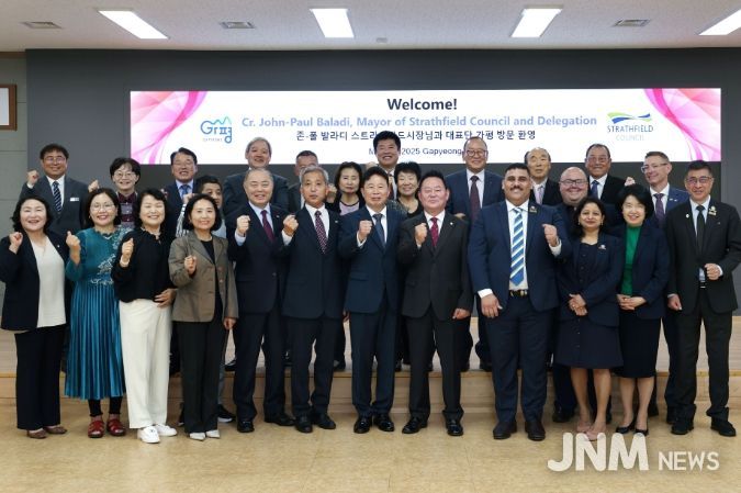 가평군 자매도시인 호주 스트라스필드시 축하 사절단이 가평군청을 방문해 기념촬영을 하고 있다. 사진 앞줄 왼쪽 일곱번째부터 서태원 가평군수, 김경수 가평군의회 의장, 존 폴 발라디 호주 스트라스필드시 시장.
