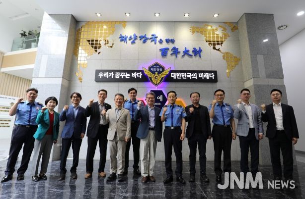 20일 오후 해양경찰교육원에 방문한 정책자문위원들이 단체 사진을 촬영하고 있다.