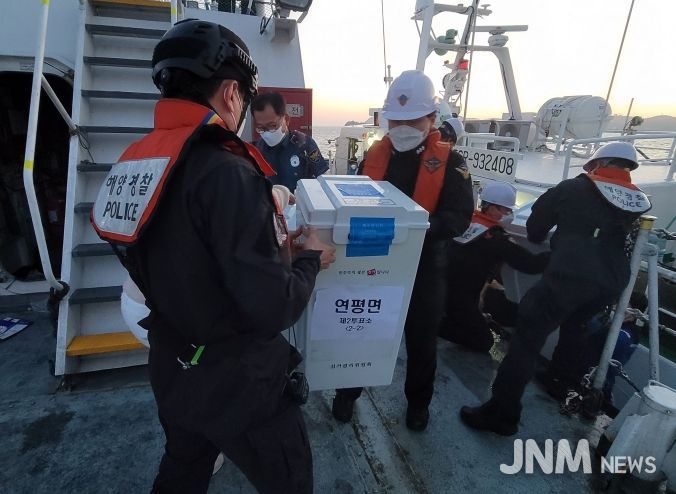 22년 6월 1일(수) 소연평, 대연평에서 서해5도특별경비단 소속 502함이 투표함을 이송하고 있다(사진은 지난 제8회 전국동시지방선거)
<p> </p>
<p>
