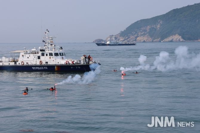 해상표류자를 구조 중인 태안해경(수난대비 훈련)