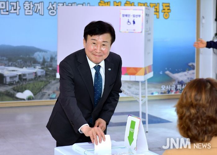 정기명 여수시장이 제21대 대통령선거 사전투표 첫날인 29일 만덕동 주민센터 사전투표소에서 투표용지를 투표함에 넣고 있다.