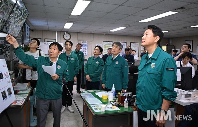 오세훈 서울시장이 2일(월) 충무로역을 찾아 ‘스마트CCTV’로 역사 내 안전을 점검하고 있다.