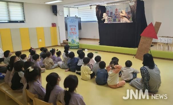기장군이 관내 어린이집에서 어린이 눈높이 환경교육인 '찾아가는 환경 인형극’을 진행하고 있다