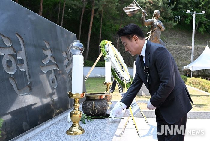 김동근 시장이 6월 6일 ‘제70회 현충일 추념식’에서 헌화 및 분향응 하고 있다.