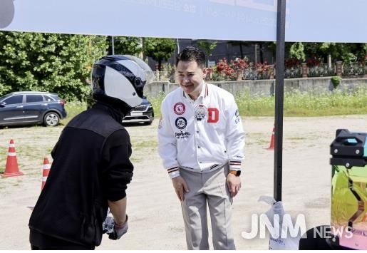 오언석 도봉구청장(오른쪽)이 배달플랫폼 종사자와 반갑게 인사를 하고 있다