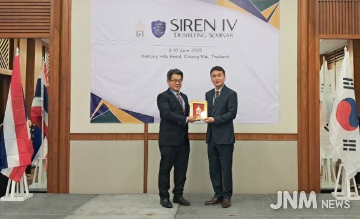 이종욱 관세청 조사국장(오른쪽)이 9일 태국 치앙마이에서 열린 ‘제4차 한·태 마약 합동단속 성과보고회’를 마친 뒤 팍품 태국 관세총국 조사국장과 기념 촬영하고 있다.