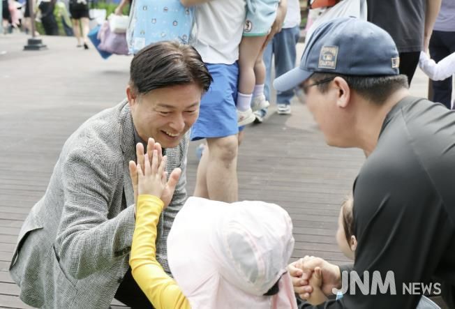 조용익 부천시장이 지난 7일 중앙공원 물놀이장 개장식에서 어린이들과 하이파이브를 하고 있다.