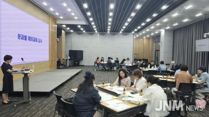 수원시가 ‘2025년 성별영향평가 대상사업 선정을 위한 예비과제 심사회의’를 열고 있다.