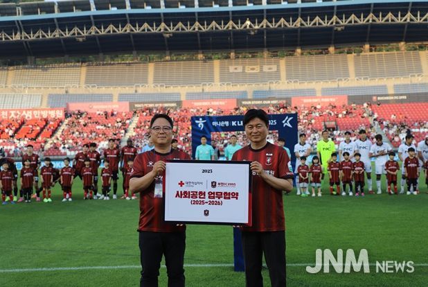 (인천혈액원- 부천FC1995 사회공헌 업무협약, 왼쪽 : 김영섭 인천혈액원장/ 오른쪽 : 조용익 부천FC 구단주(부천시장))