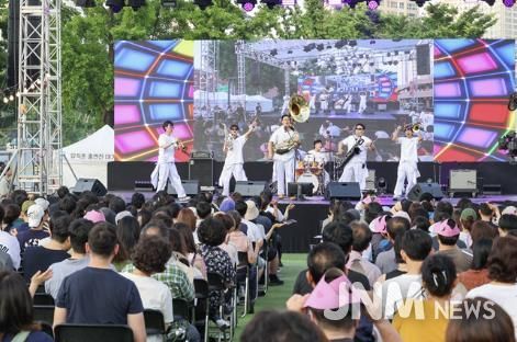 14일 고속버스터미널 광장에서 ‘2025 서초뮤직앤아트페스티벌’이 펼쳐지고 있다