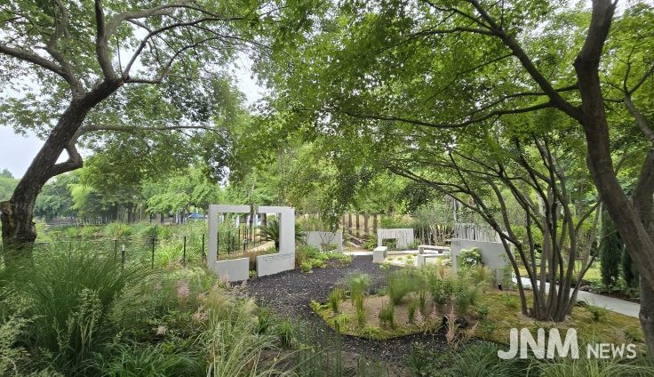 경상국립대학교(GNU) 건설환경공과대학 조경학과 임의제 교수(정원산업박람회 자문위원)가 진주에서 개최되는 ‘2025 대한민국 정원산업박람회’에서 한국남동발전의 ‘동행정원’ 초청 작가로서 설계를 맡아 주목을 받고 있다. 사진은 임의제 교수가 설계를 맡은 ‘빛과 바람의 정원’.