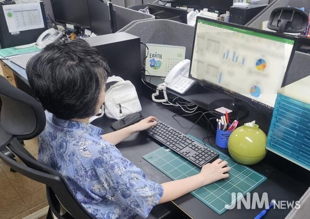 G밸리 어드바이저(직업상담사)가 구인·구직 분석을 하고 있다.