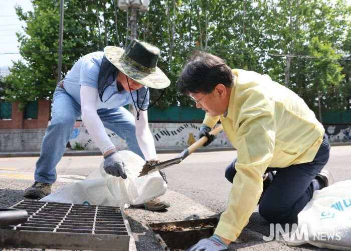 의왕시, 장마철 침수 대비 빗물받이 일제 정비 나서