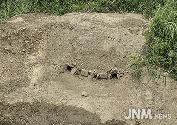 성남 탄천과 동막천 합류 지점에 조성한 수달 서식처(땅속 이동 통로 입구)