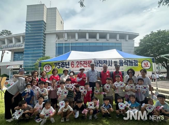 자유총연맹 거창군지회, 6‧25전쟁 사진 전시 및 음식 체험전 개최