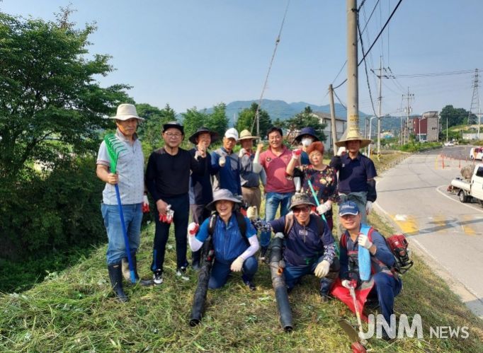 관고동 통장단협의회, 사음저수지 주변 예초작업 실시