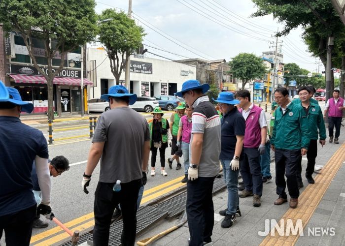 동두천시, 장마 전 침수 대비 빗물받이 일제 정비 실시
