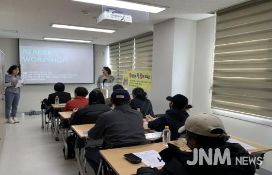 드림스타트 ‘함께 읽는 책, 함께 자라는 꿈’ 진행하는 모습