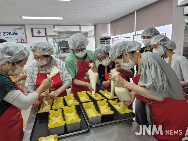 23일 달성군자원봉사센터에서 제과제빵 재능봉사자들이 6.25 참전용사 어르신들을 위한 간식을 만들고 있다