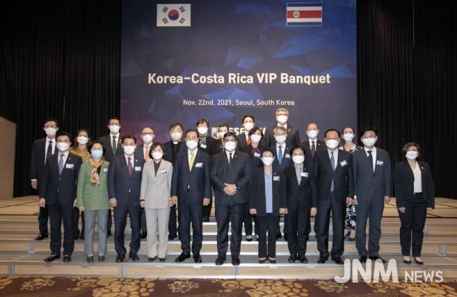 카를로스 알바라도 퀘사다 前 코스타리카 대통령을 비롯하여 만찬간담회를 주최한 전국 사회연대경제 지방정부협의회 회원 자치단체장 및 GSEF(국제사회적경제협의체) 관계자 등 단체사진