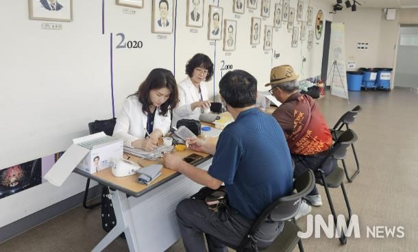 교육 현장 방문을 통해 건강상담을 하는 모습