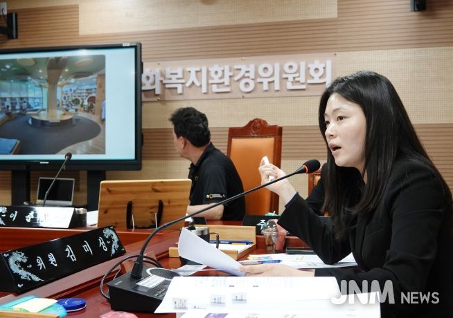 제259회 제1차 정례회 시립도서관 행정사무감사하는 김미성 의원