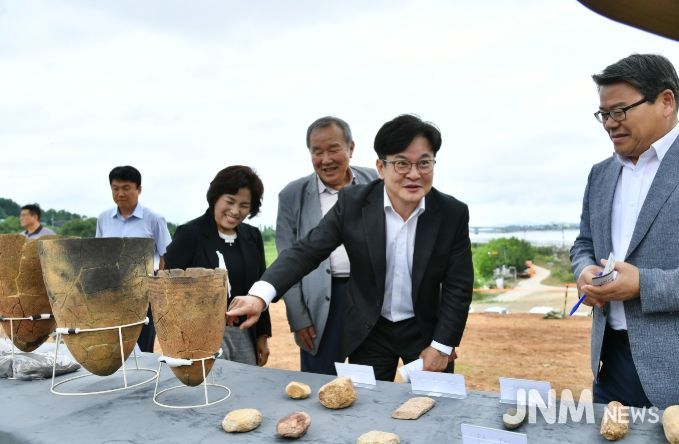 김포시는 26일 대곶면 신안리에서 고고학계 전문가와 시민, 언론 등이 참여한 가운데 ‘김포 신안리 유적 5차 발굴조사’ 현장공개 행사를 개최하고, 신석기시대 주거지와 유물을 직접 확인하는 시간을 가졌다.