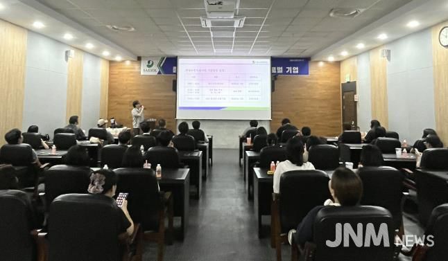 청년도전지원사업 참여자들이 지난달 29일 새솔다이아몬드공업(주)를 방문해 기업탐방 프로그램을 진행하고 있다.