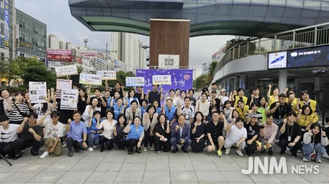 안산시 16개 청소년 유관기관이 지난달 29일 문화광장에서 아웃리치(찾아가는 거리상담)를 실시하고 참석자들이 함께 기념촬영을 하고 있다.