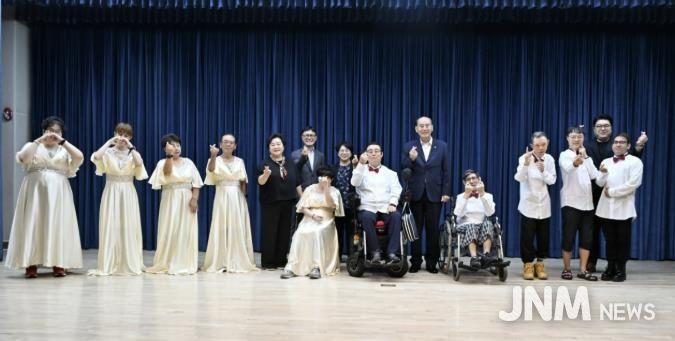 '따뜻한 격려 속에 울려 퍼진 화음' 동두천시, 장애인종합복지관 합창단 '햇살콰이어' 공연 연습 격려 방문