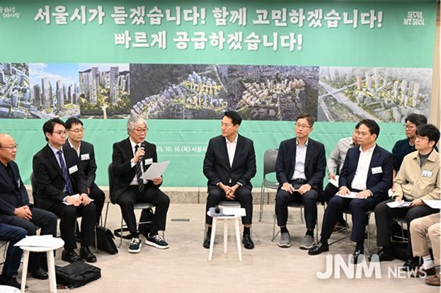 오세훈 서울시장이 16일(목) 서울시청에서 열린 '주택공급 활성화를 위한 민‧관정책협의회'에서 서울시정비사업연합회(회장: 김준용)와 주택공급 정책과 관련해 의견을 나누고 있다.