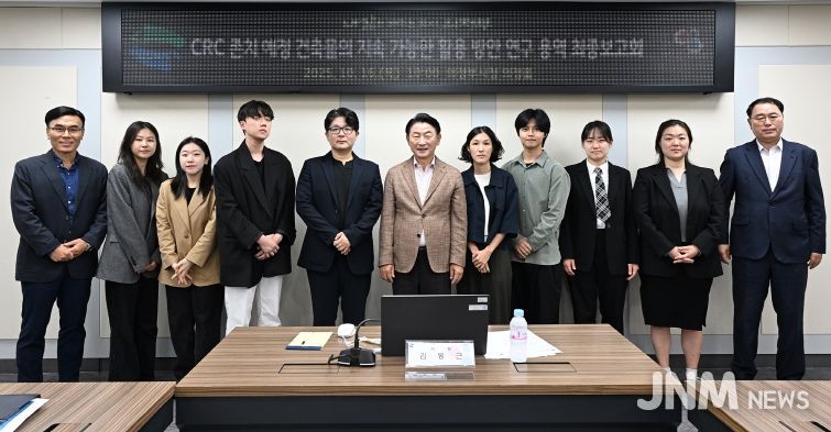 김동근 시장이 10월 16일 ‘캠프 레드클라우드(CRC) 존치 예정 건축물 활용 방안 연구’에 대한 결과 보고회에서 참석자들과 기념사진을 찍고 있다.