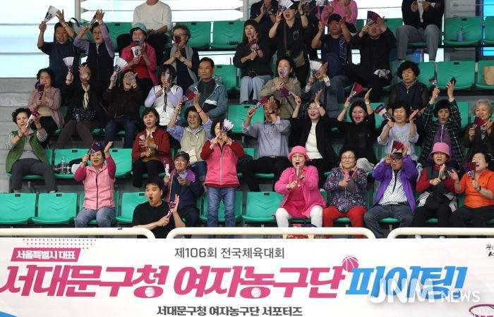 ‘서대문구청 여자농구단 서포터스’가 18일 오후 부산대학교 경암체육관에서 경기하는 서대문구청 여자농구단을 응원하고 있다.