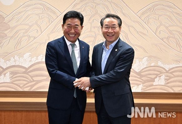 유정복시장이 박종범 세계한인경제무역협회 회장을 만나(25.7.25) 10월 개최되는 세계한인인경제인대회 추진 상황을 점검하고 있다