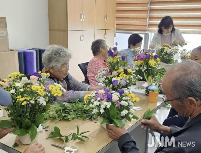 화성특례시 팔탄보건지소 재능기부 프로그램으로 어르신들이 꽂꽂이 활동에 참여하고 있다