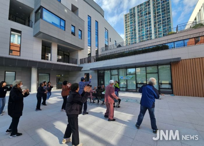 ‘동구 밖 기억샘솟길’ 야외 프로그램에 참여한 어르신들