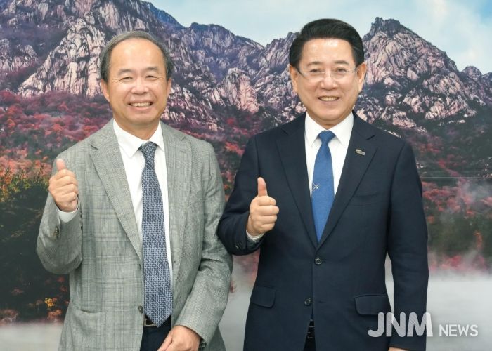 김영록 전라남도지사가 22일 도청 접견실에서 ‘인공지능 시대 전라남도의 발전 전략’이란 주제로 열린 AI 강연에 앞서 김정호 카이스트 교수와 면담을 갖은 뒤 기념촬영을 하고 있다.