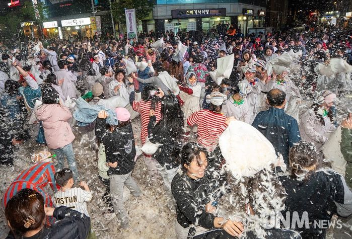 동대문페스티벌 '창작집단 움스'의 '컬러풀 파자마 뭅뭅 - 이제는 자야 할 시간' 프로그램을 즐기는 시민들