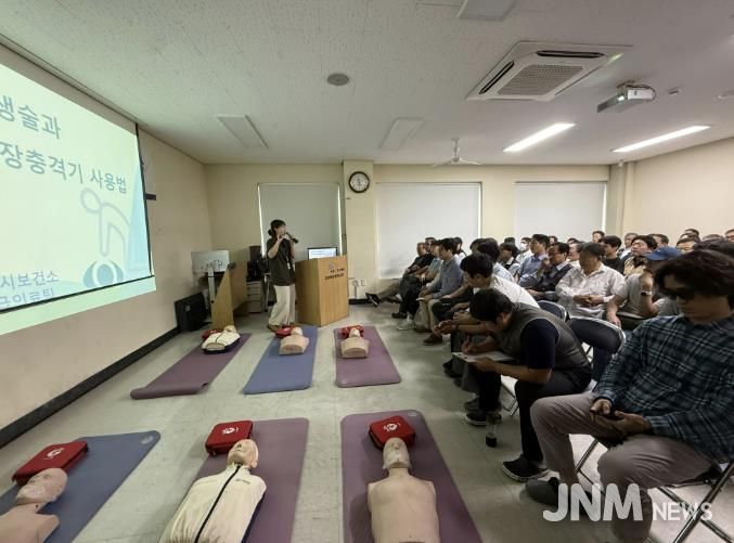 운수종사자가 심폐소생술 교육을 받고 있다.