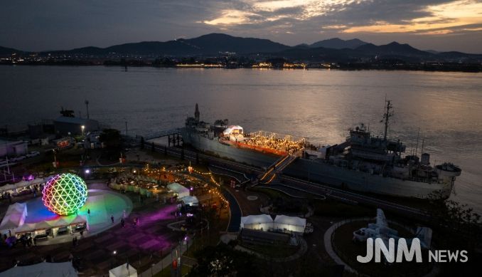 김포시가 25일 김포함상공원 및 대명항 일대에서 ‘2025 김포 선셋 페스타 위드 로컬푸드 다이닝’ 행사를 개최했다.