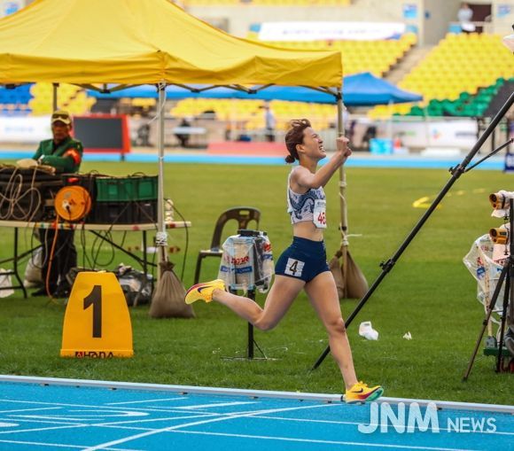 제106회 전국체전 육상 800m 우승후 환호하는 박해진 선수.